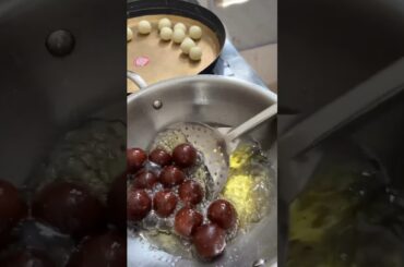 kuch meetha ho jaye😍🌰 #bhartichauhan #ytshorts #gulabjamun #holi #cooking #easyrecipe