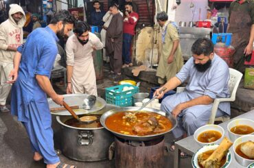 MASSIVE TURNOUT AT OPEN STREET FOOD FOR POOR PEOPLE 😍 LAHORI STREET FOOD PAYA - PAKISTAN STREET FOOD