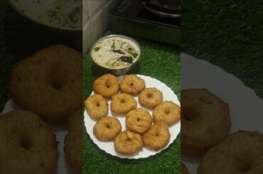 Instant మినప వడలు #ugadispecial #vadalu#prasadamrecipe#food #cooking #shorts#shortvideo #like#share