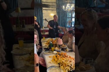 🦐🦑🍋 Seafood, laughs and the best company at the table!! #seafood #travel #bestfood