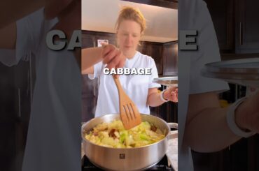 #friedcabbage #cabbage #mrsbrownskitchen #budgetrecipe #cabbagerecipe #cooking #recipe #food