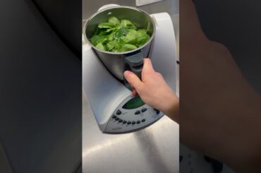 How to make the perfect green Michelinstar wild garlic oil! Recipe ↓ #finedining#gourmet#wildgarlic