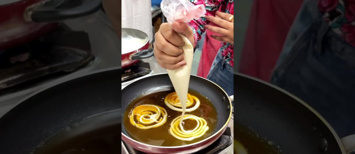 Kuch meetha khana h?🥰 #shorts #jalebi #viral #trending #youtubeshorts #cooking #ytshorts #rubyshaw