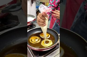 Kuch meetha khana h?🥰 #shorts #jalebi #viral #trending #youtubeshorts #cooking #ytshorts #rubyshaw