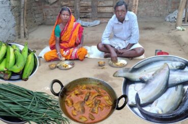 Cooking FLAT FISH Curry with bananas and eating fried onion leaves|The lifestyle of village parents