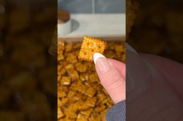 viral hot honey saltine crackers recipe 🍯🔥 #shorts #crackers #cooking #food #snacks #viralrecipe