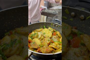 Bas koi haath chumlo mere🤤🙈😂 #nehabisht #ytshorts #cooking #easyrecipes #dinnerideas #aloorecipe