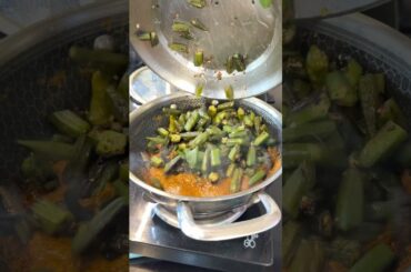 Kya ye such me hota h 🤔?? #oyeitsneha #cooking #shorts #ytshorts #bhindi #summerwedding #dadi #fyp
