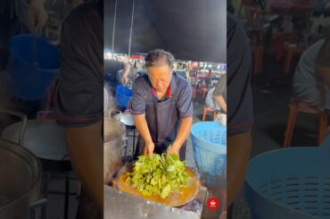 How a 50-year Legendary Chicken Curry Rad Na is cooked to Perfection 🍜🔥