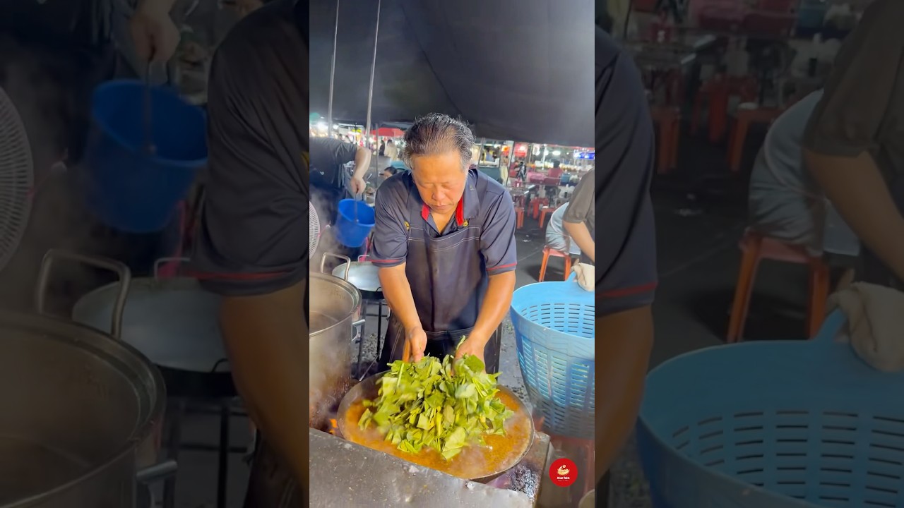 How a 50-year Legendary Chicken Curry Rad Na is cooked to Perfection 🍜🔥 How a 50-year Legendary Chicken Curry Rad Na is cooked to Perfection 🍜🔥