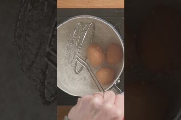 The Best Egg Peeling Hack 🥚