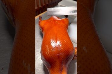 The Sizzling 😋 Crispy Peking Duck 🦆 Cutting ASMR #food #usa #shorts