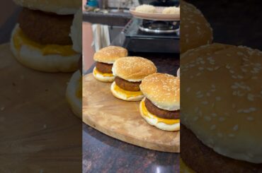 Abhi bhi Bhar jaake khaoge?😒 #nehabisht #burger #easyrecipe #ytshorts #cooking #burgerrecipe