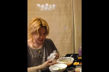 Jimin's Reaction When The Foods Falls On The Dining Table While He Laughing😂🤣