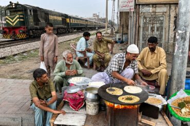 FOOD LOVER'S PAKISTANI BREAKFAST 🤤🔥 | SAAG PARATHA | AMAZING STREET FOOD COMPILATION 🇵🇰 | FOOD VLOG