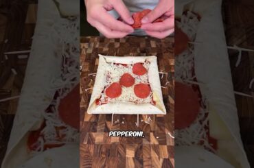 Easy stuffed crust pizza 🍕 #easyrecipe #pizza #italianfood #foodhacks #recipe #cooking