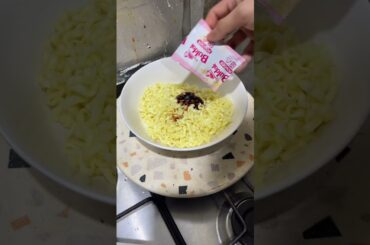 Easy way to prepare buldak carbonara ramen. Cheese buldak carbonara #shorts #cooking #mubang