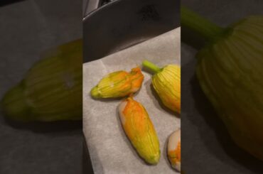 Zucchini blossoms stuffed with scallops – Fine dining at home! 🍽️✨