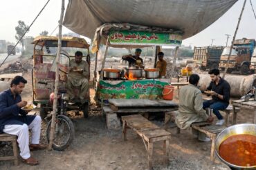 Pakistan’s BEST Highway Desi Nashta 😍 | Truckers’ Tandoori Roti & Salan | Street Food Pakistan 🇵🇰