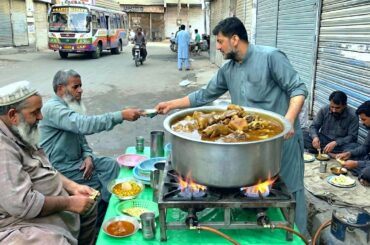 45 YEAR Old CHEAPEST HIGHWAY STREET Cart 😱LAHORI Street Food MUTTON PAYE| Pakistani ICONIC BREAKFAST