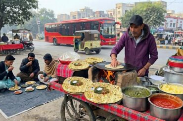 45 YEAR OLD POOR STREET VENDOR'S DAILY STRUGGLE 😍 SAAG PARATHA | STREET FOOD LIFE IN PAKISTAN