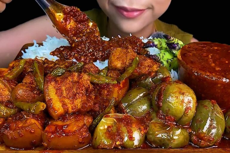 EATING SPICY FOOD||SPICY THAI EGGPLANTS AND PORK BELLY CURRY &  RICE