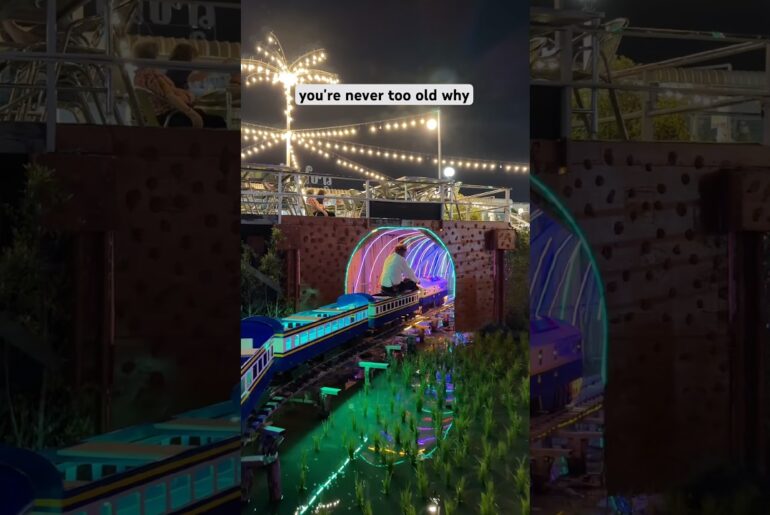 We tried the viral train restaurant in Bangkok