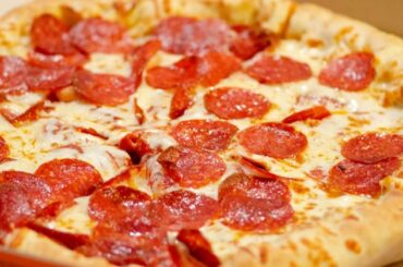 Chef friend brings takeout pizza to hot tub party, gets judged for not cooking something: 'I was getting roasted in the hot tub'