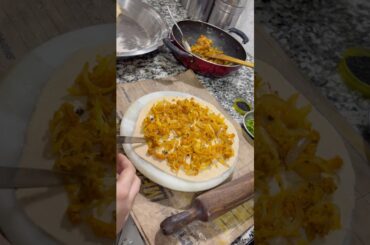 पराठे pasand h to isko khana ekbar😋 #rajasthanibesanpyaazparatha #easyrecipe #cooking #viralvideo