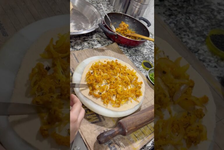 पराठे pasand h to isko khana ekbar😋 #rajasthanibesanpyaazparatha #easyrecipe #cooking #viralvideo
