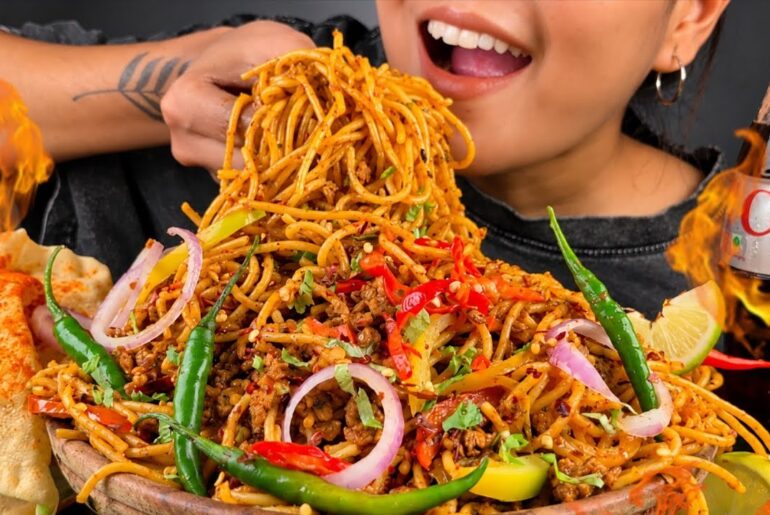 COOKING & EATING SPICY KEEMA NOODLES WITH BHOOTJOLOKIA | SPICY NOODLES EATING VIDEO